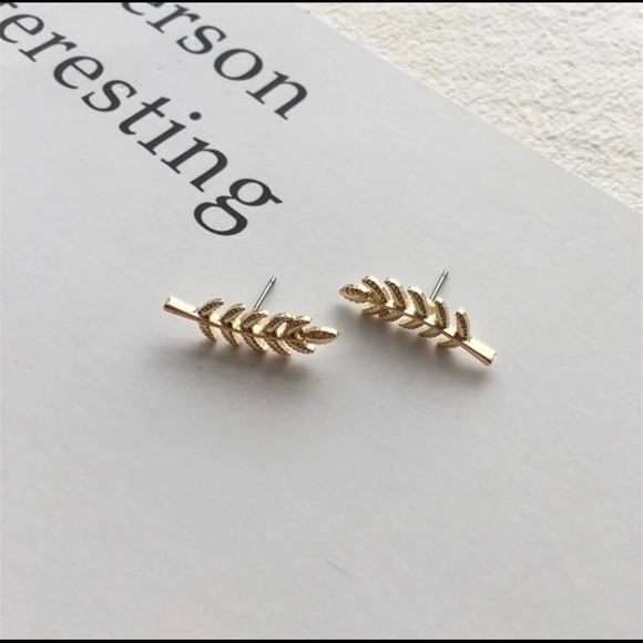 2/$10 💕 Gold Feather Stud Earrings - Picture 2 of 3